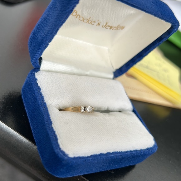 Diamond ring excellent condition 4 diamonds surround a larger one, so pretty - Picture 4 of 4